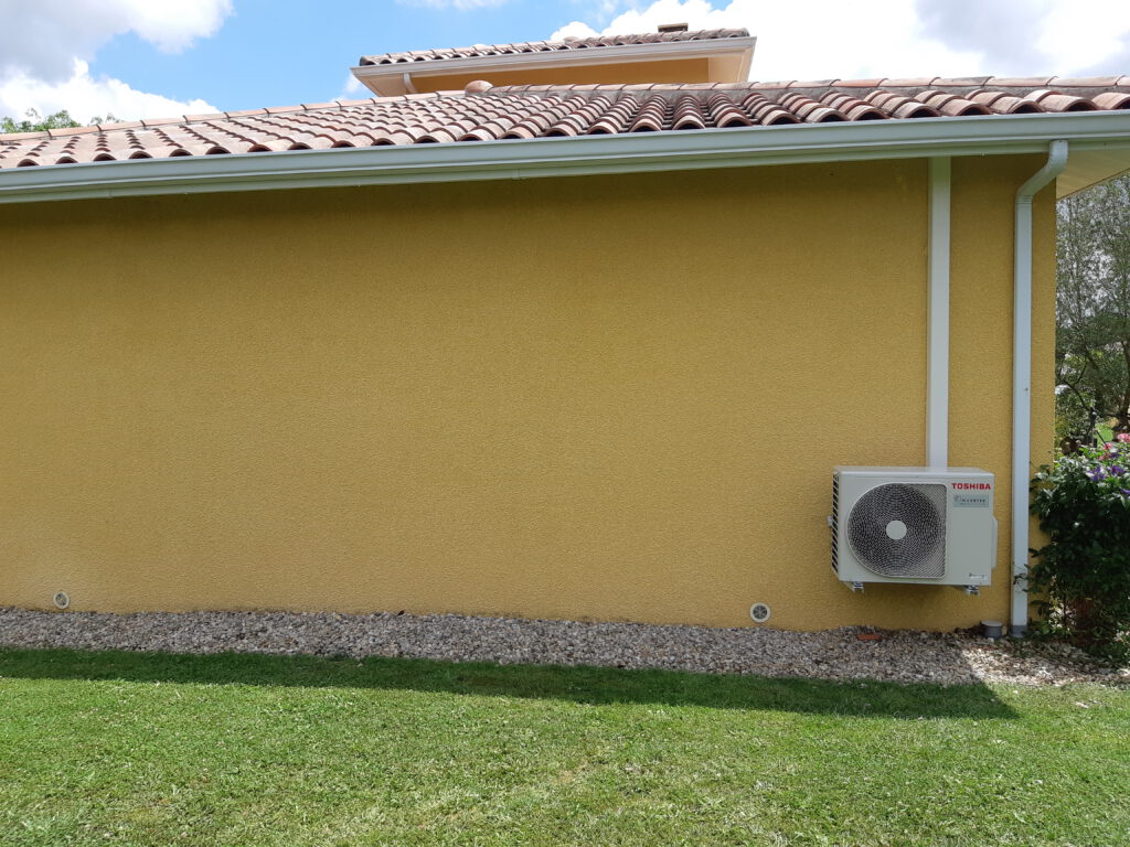 Maison avec climatisation extérieure Toshiba installée par OptiClimatik