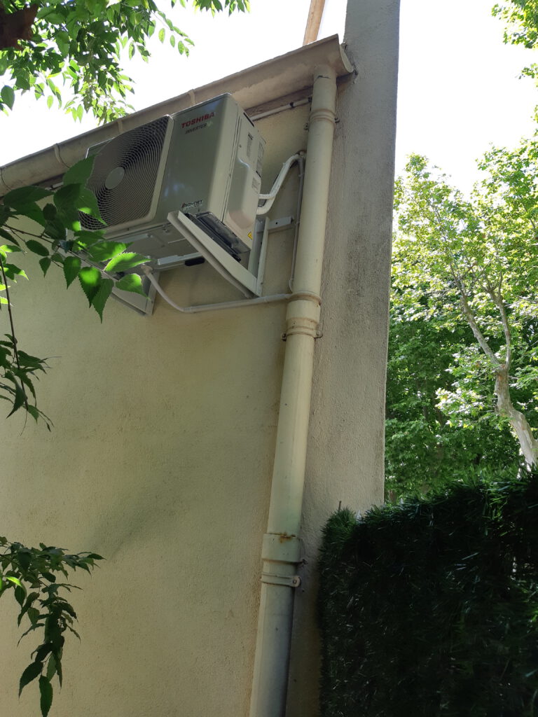 Vue détaillée d’une climatisation extérieure installée sur façade de maison